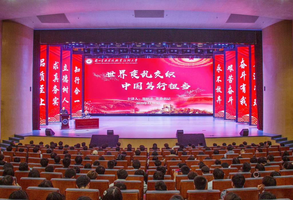 世界变乱交织，中国笃行担当2000字论文